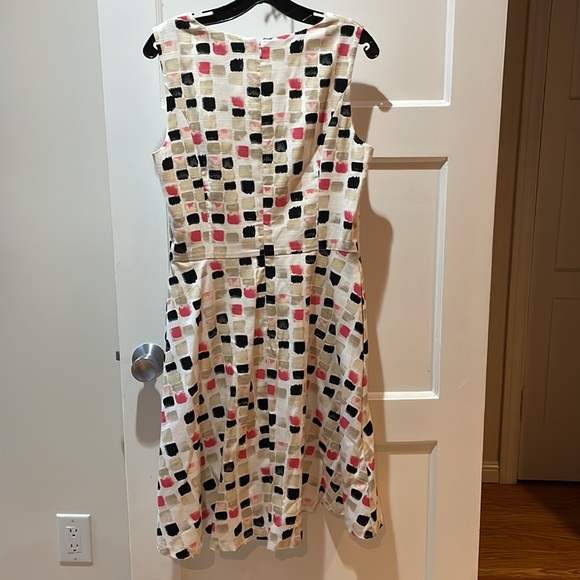 V-neck sleeveless dress - Picture 5 of 5